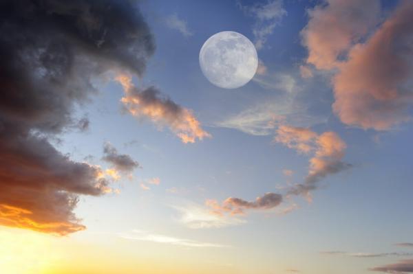 چرا گاهی ماه در روشنایی روز پدیدار می گردد؟