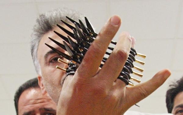 این آرایشگر ایرانی می تواند با استفاده هم زمان از 11 قیچی کوتاه کند