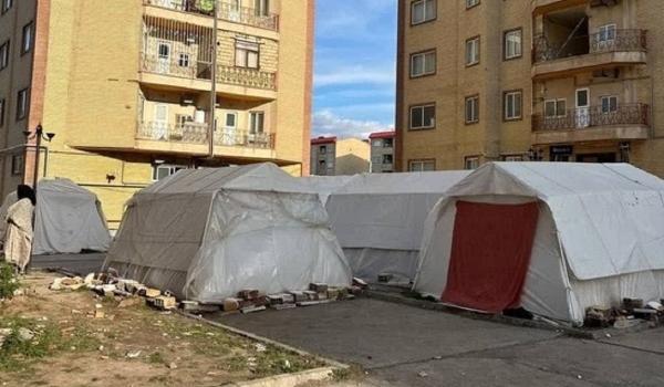 چادر نشینی در خوی، زلزله زدگان توان اجاره خانه ندارند