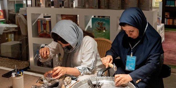 هنرمندان صنایع دستی بر غنای فرهنگی خانه های تاریخی بروجرد افزوده اند
